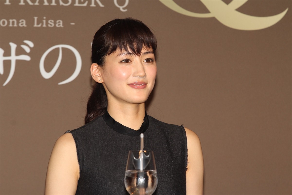 松坂桃李、「ルーブルの廊下で寝る」綾瀬はるかの自由奔放な姿に驚く