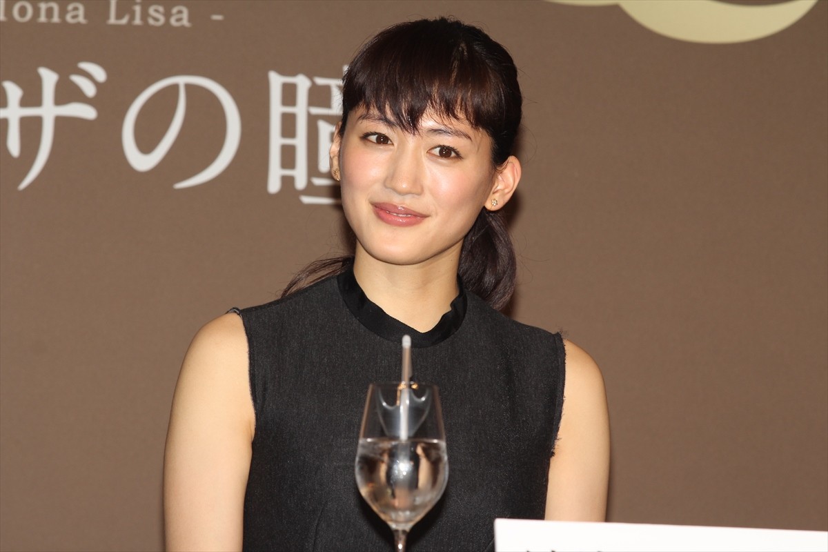 松坂桃李、「ルーブルの廊下で寝る」綾瀬はるかの自由奔放な姿に驚く