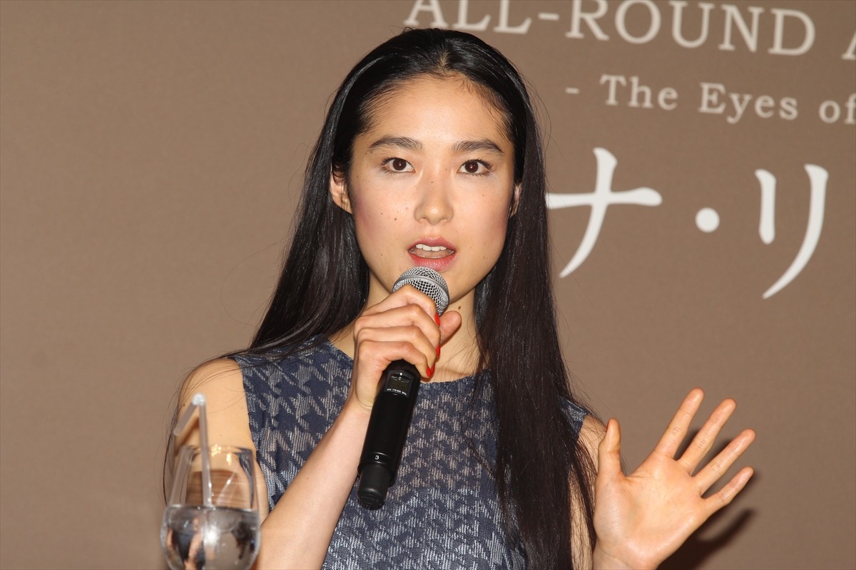 松坂桃李、「ルーブルの廊下で寝る」綾瀬はるかの自由奔放な姿に驚く