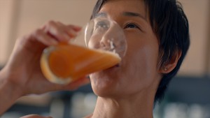 『カゴメ野菜生活100』新CMにクルム伊達選手が登場　健康美の秘密が明らかに!?