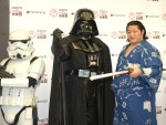 ＜ニコニコ超会議3＞『スター・ウォーズ』のダース・ベイダー降臨、イケメン力士・遠藤関を激励！