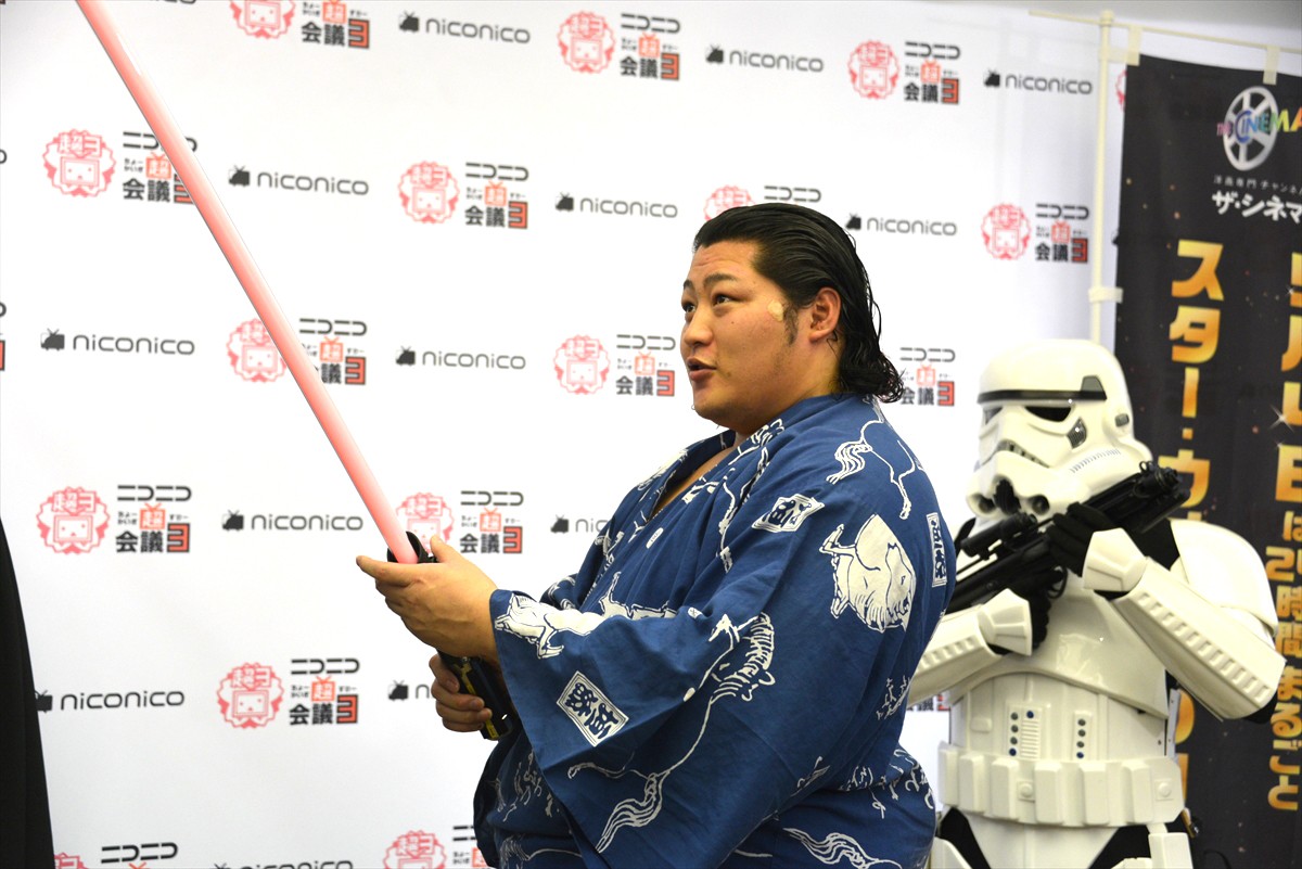 ＜ニコニコ超会議3＞『スター・ウォーズ』のダース・ベイダー降臨、イケメン力士・遠藤関を激励！