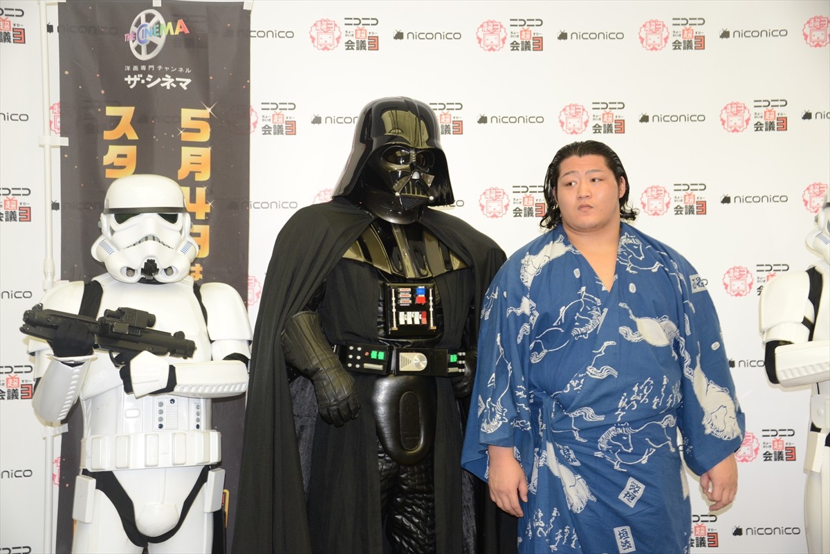＜ニコニコ超会議3＞『スター・ウォーズ』のダース・ベイダー降臨、イケメン力士・遠藤関を激励！