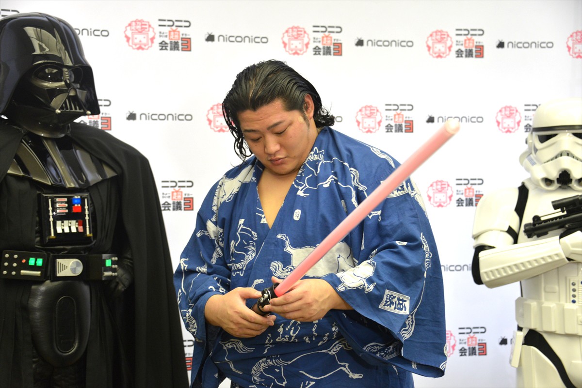 ＜ニコニコ超会議3＞『スター・ウォーズ』のダース・ベイダー降臨、イケメン力士・遠藤関を激励！