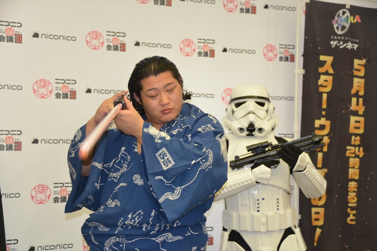 ＜ニコニコ超会議3＞『スター・ウォーズ』のダース・ベイダー降臨、イケメン力士・遠藤関を激励！