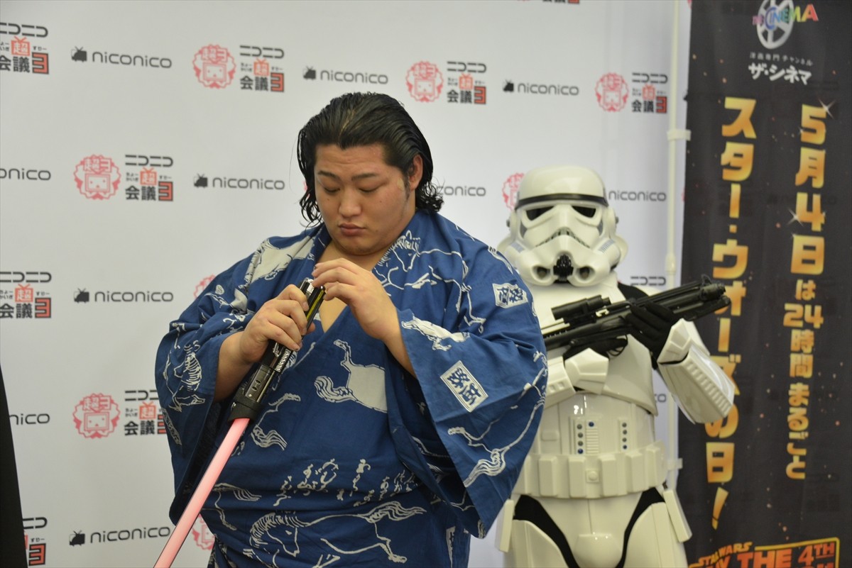 ＜ニコニコ超会議3＞『スター・ウォーズ』のダース・ベイダー降臨、イケメン力士・遠藤関を激励！