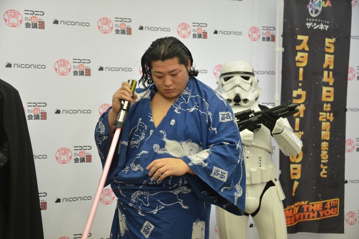＜ニコニコ超会議3＞『スター・ウォーズ』のダース・ベイダー降臨、イケメン力士・遠藤関を激励！