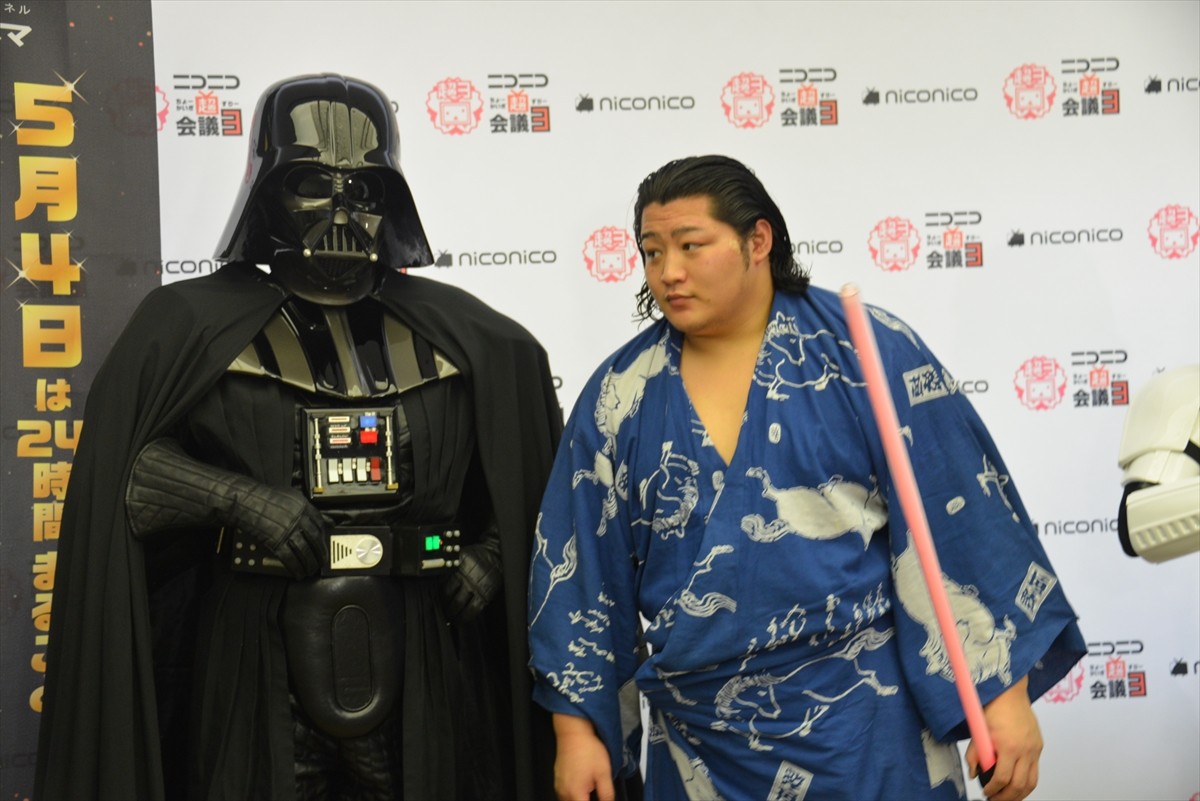＜ニコニコ超会議3＞『スター・ウォーズ』のダース・ベイダー降臨、イケメン力士・遠藤関を激励！