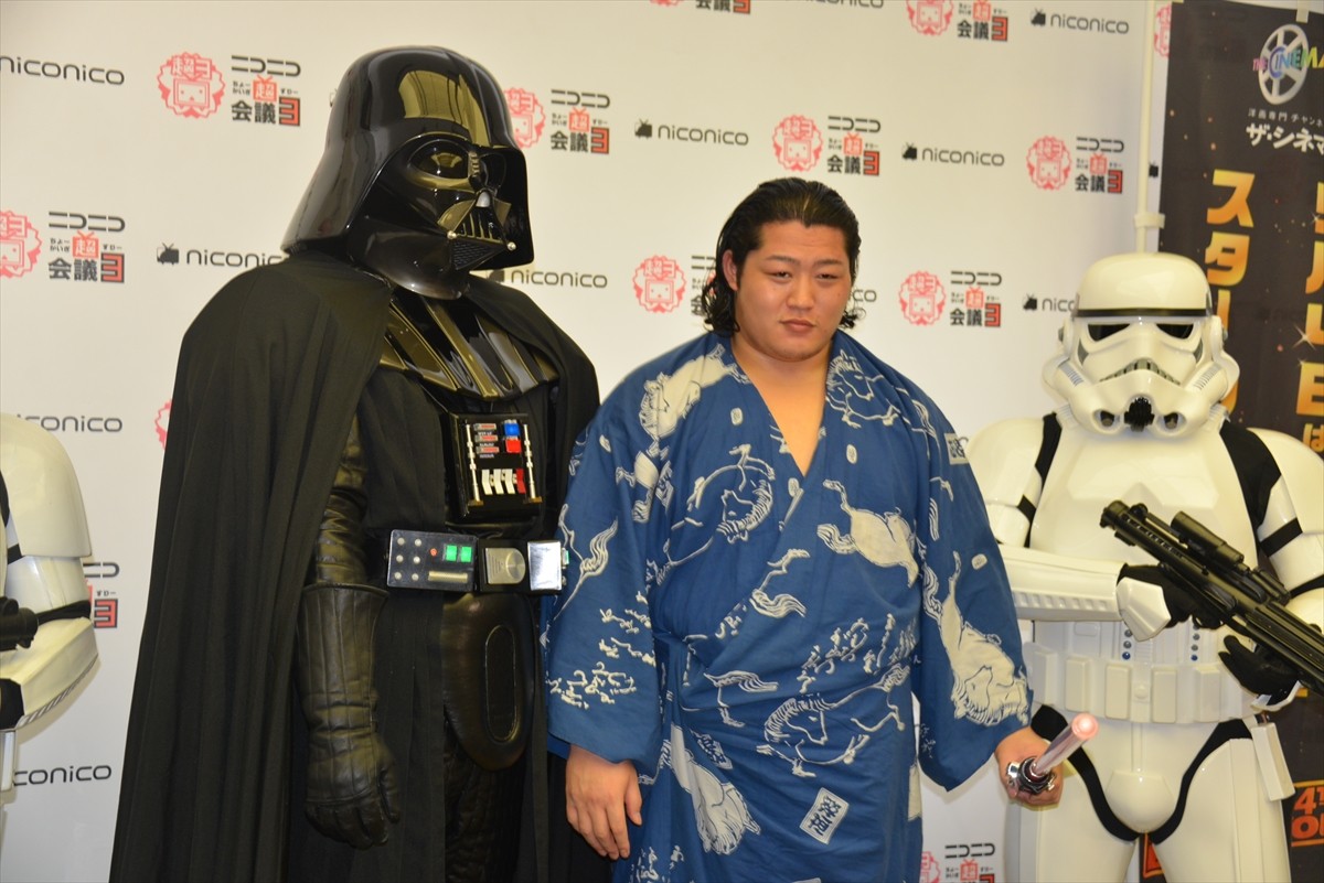 ＜ニコニコ超会議3＞『スター・ウォーズ』のダース・ベイダー降臨、イケメン力士・遠藤関を激励！