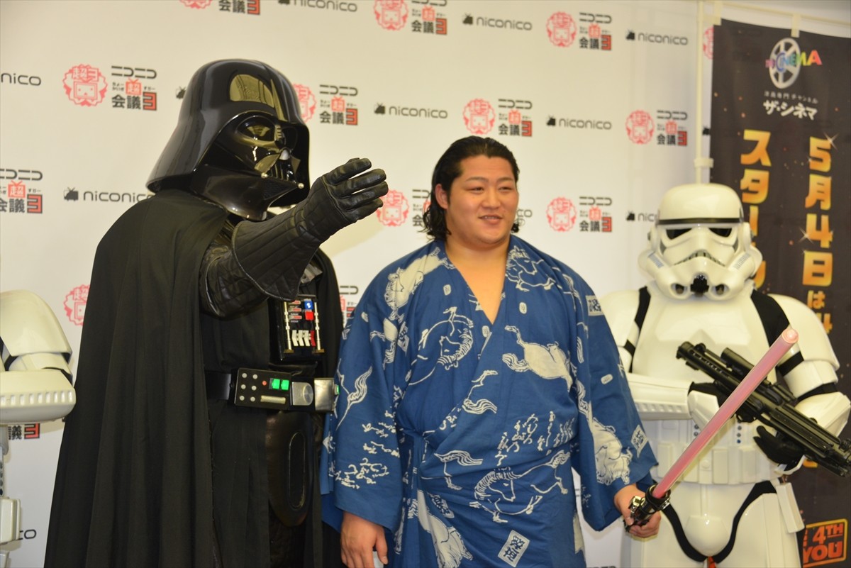＜ニコニコ超会議3＞『スター・ウォーズ』のダース・ベイダー降臨、イケメン力士・遠藤関を激励！