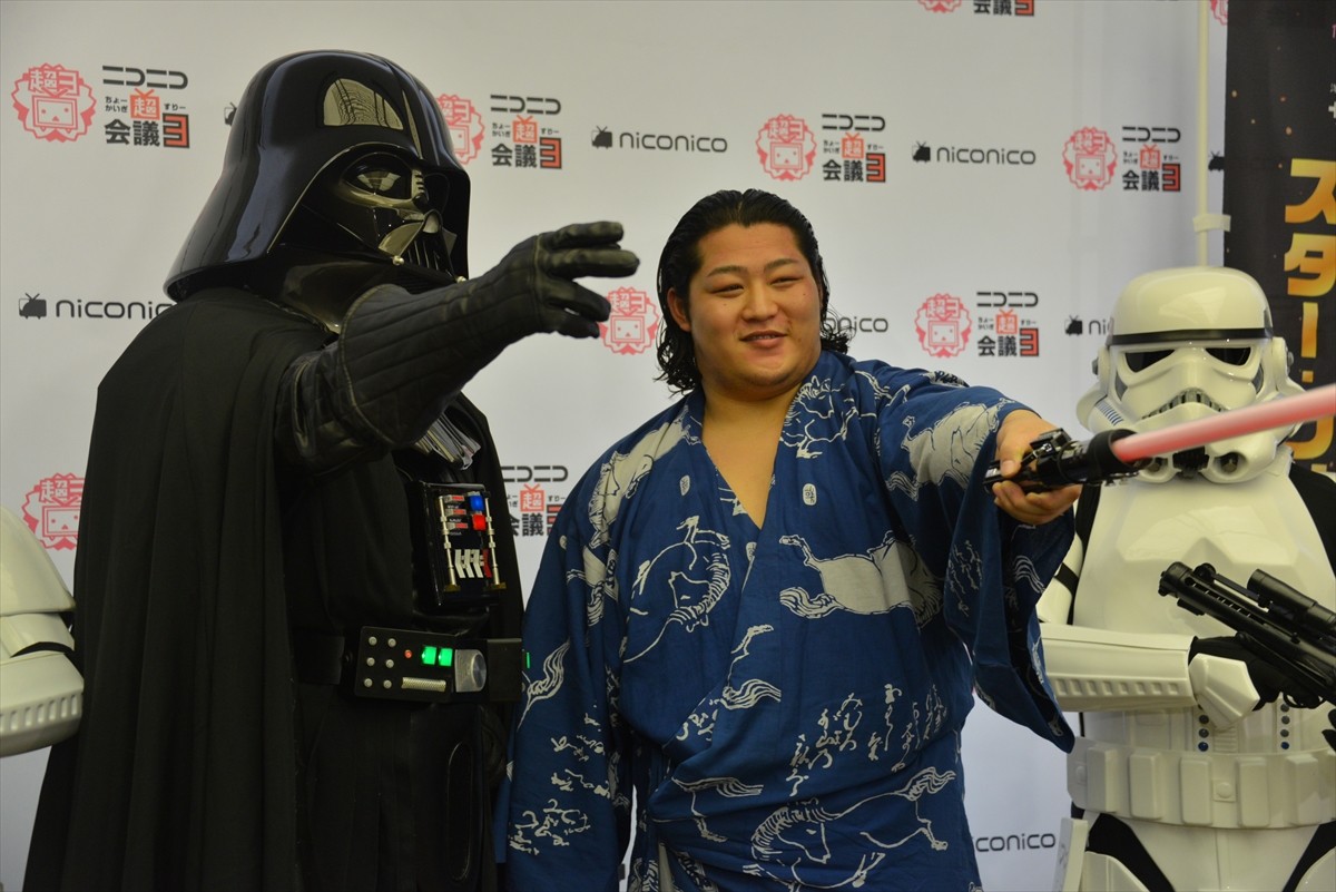 ＜ニコニコ超会議3＞『スター・ウォーズ』のダース・ベイダー降臨、イケメン力士・遠藤関を激励！