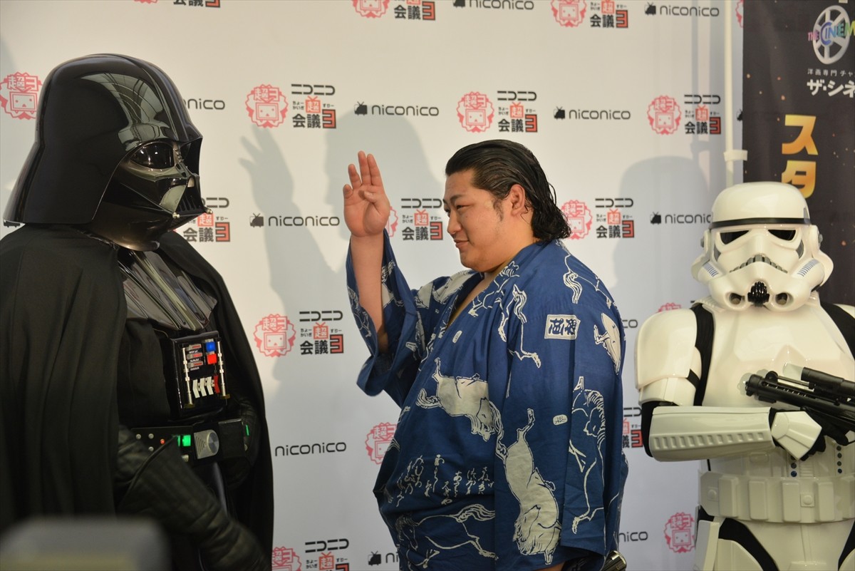 ＜ニコニコ超会議3＞『スター・ウォーズ』のダース・ベイダー降臨、イケメン力士・遠藤関を激励！