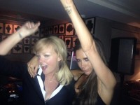 ヴィクトリア・ベッカム、40歳の誕生日パーティーで「スパイス・ガールズ」エマ・バントンとフィーバー！