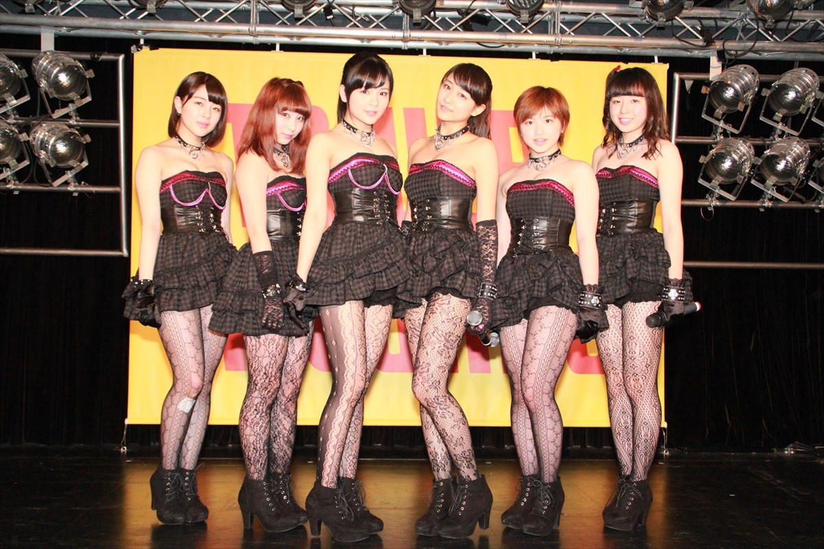 スマイレージ、初の網タイツ衣装でセクシーに変身！つんく♂「胸の谷間を強調して」