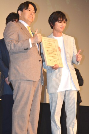 『WOOD JOB！（ウッジョブ）～神去なあなあ日常～』製作委員会が「緑の特命大使」に任命！染谷将太が林芳正農林水産大臣から任命状を授与