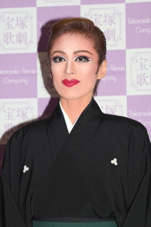 「宝塚歌劇団」退団記者会見を行った、蘭寿とむ