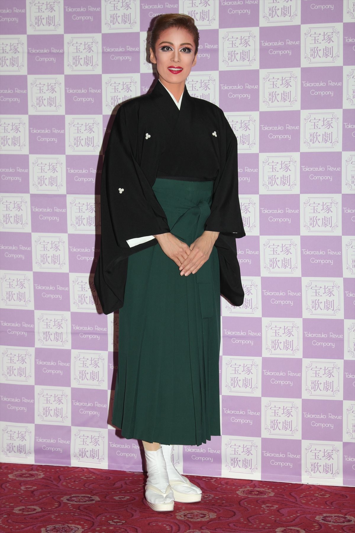 蘭寿とむ、“人生をかけた夢”宝塚に別れ「たくさんの愛に包まれた」