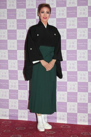 「宝塚歌劇団」退団記者会見を行った、蘭寿とむ