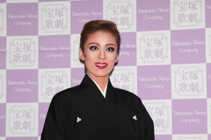 「宝塚歌劇団」退団記者会見を行った、蘭寿とむ
