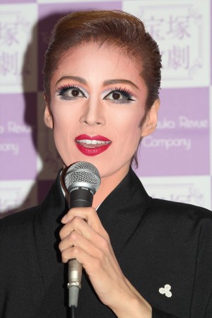 「宝塚歌劇団」退団記者会見を行った、蘭寿とむ