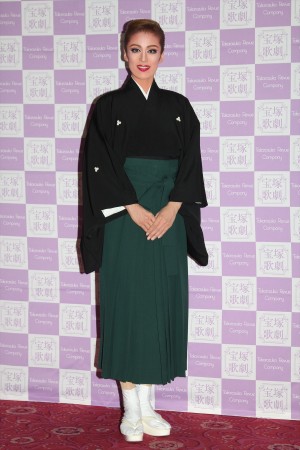 「宝塚歌劇団」退団記者会見を行った、蘭寿とむ