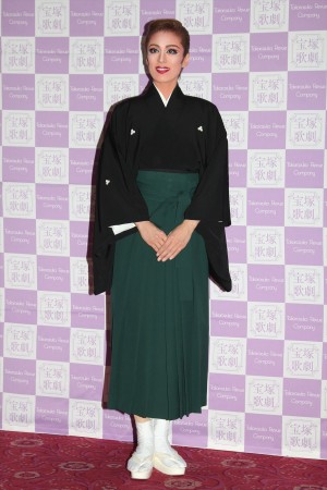 「宝塚歌劇団」退団記者会見を行った、蘭寿とむ