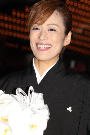 「宝塚歌劇団」退団記者会見後にファンの前に姿をあらわした、蘭寿とむ