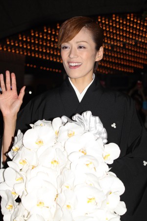 「宝塚歌劇団」退団記者会見後にファンの前に姿をあらわした、蘭寿とむ