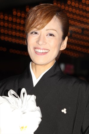 「宝塚歌劇団」退団記者会見後にファンの前に姿をあらわした、蘭寿とむ