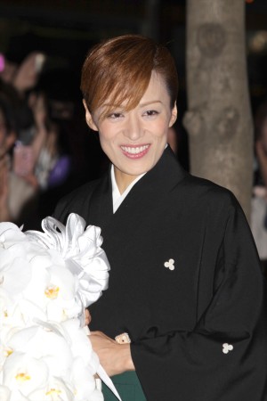 「宝塚歌劇団」退団記者会見後にファンの前に姿をあらわした、蘭寿とむ