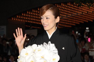 「宝塚歌劇団」退団記者会見後にファンの前に姿をあらわした、蘭寿とむ