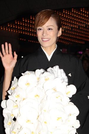 「宝塚歌劇団」退団記者会見後にファンの前に姿をあらわした、蘭寿とむ