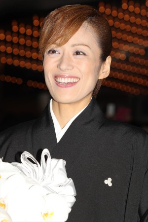 「宝塚歌劇団」退団記者会見後にファンの前に姿をあらわした、蘭寿とむ