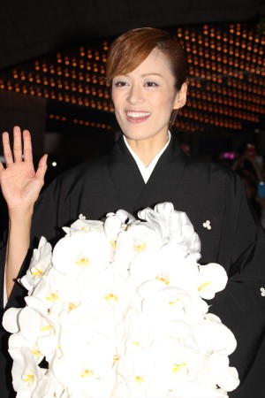 「宝塚歌劇団」退団記者会見後にファンの前に姿をあらわした、蘭寿とむ