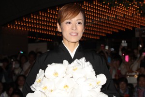 「宝塚歌劇団」退団記者会見後にファンの前に姿をあらわした、蘭寿とむ