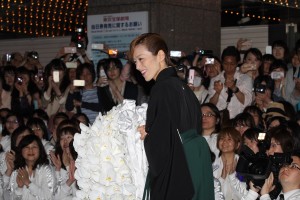 「宝塚歌劇団」退団記者会見後にファンの前に姿をあらわした、蘭寿とむ