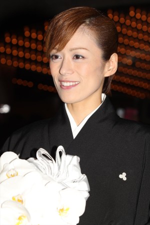 「宝塚歌劇団」退団記者会見後にファンの前に姿をあらわした、蘭寿とむ