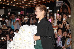 「宝塚歌劇団」退団記者会見後にファンの前に姿をあらわした、蘭寿とむ