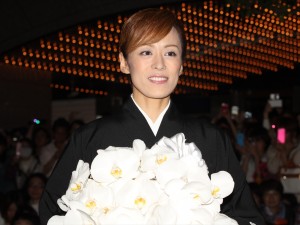 「宝塚歌劇団」退団記者会見後にファンの前に姿をあらわした、蘭寿とむ