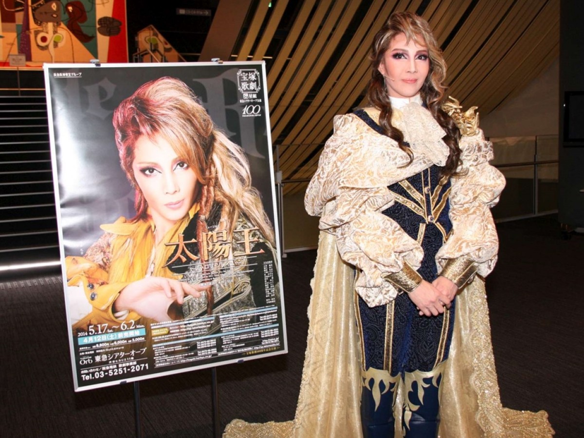 宝塚歌劇団星組トップスター・柚希礼音、ルイ14世役で華麗なダンスを披露