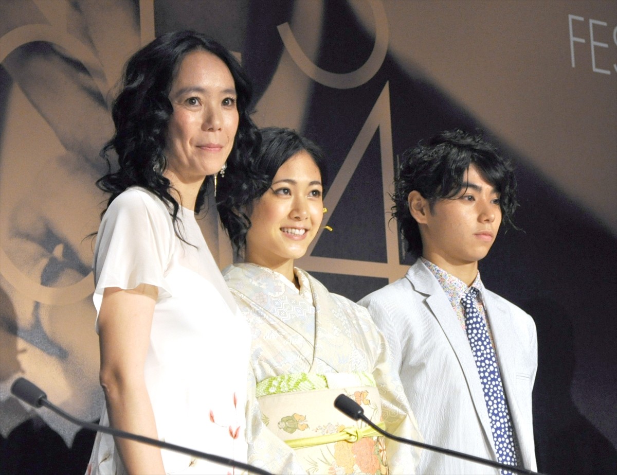 ＜カンヌ映画祭＞村上淳とUAの息子・村上虹郎、英語で堂々とスピーチ　