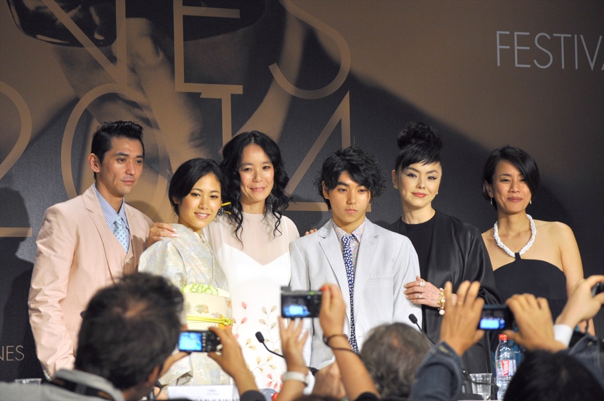 ＜カンヌ映画祭＞村上淳とUAの息子・村上虹郎、英語で堂々とスピーチ　