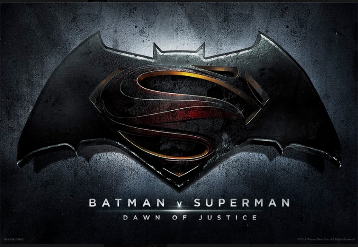 『Batman v Superman：Dawn of Justice』ロゴには、バットマンのロゴの上に「S」が描かれている