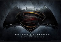 『Batman v Superman：Dawn of Justice』ロゴには、バットマンのロゴの上に「S」が描かれている