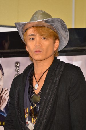 囲み取材に応じた元光GENJIの諸星和己