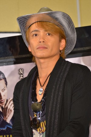 囲み取材に応じた元光GENJIの諸星和己