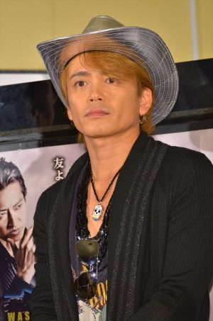 囲み取材に応じた元光GENJIの諸星和己