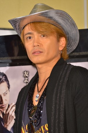 囲み取材に応じた元光GENJIの諸星和己