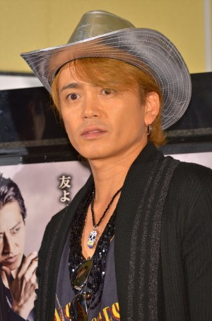 囲み取材に応じた元光GENJIの諸星和己