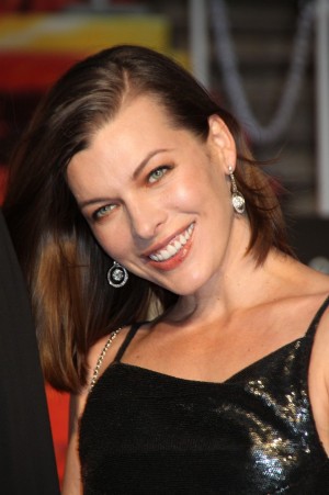 『ポンペイ』ジャパン・プレミアに登壇したミラ・ジョヴォヴィッチ